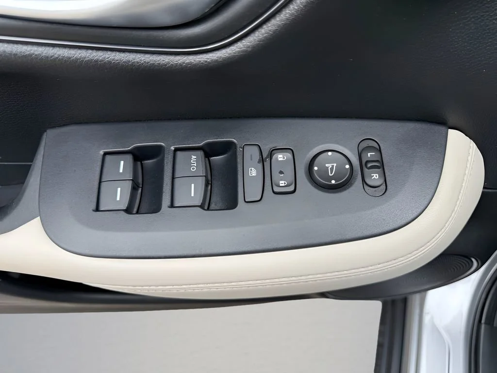 Used 2025 Silver Honda LX image 14
