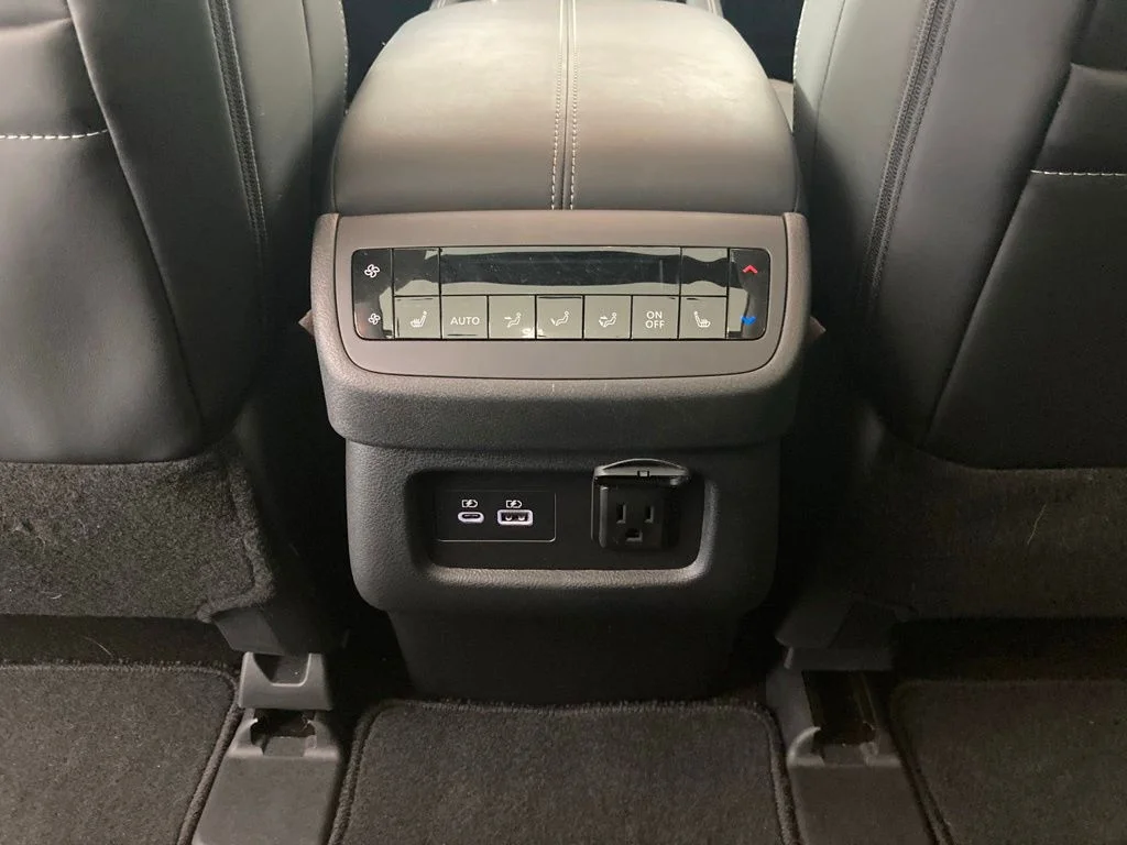 Used 2025 Gray Nissan Platinum image 17