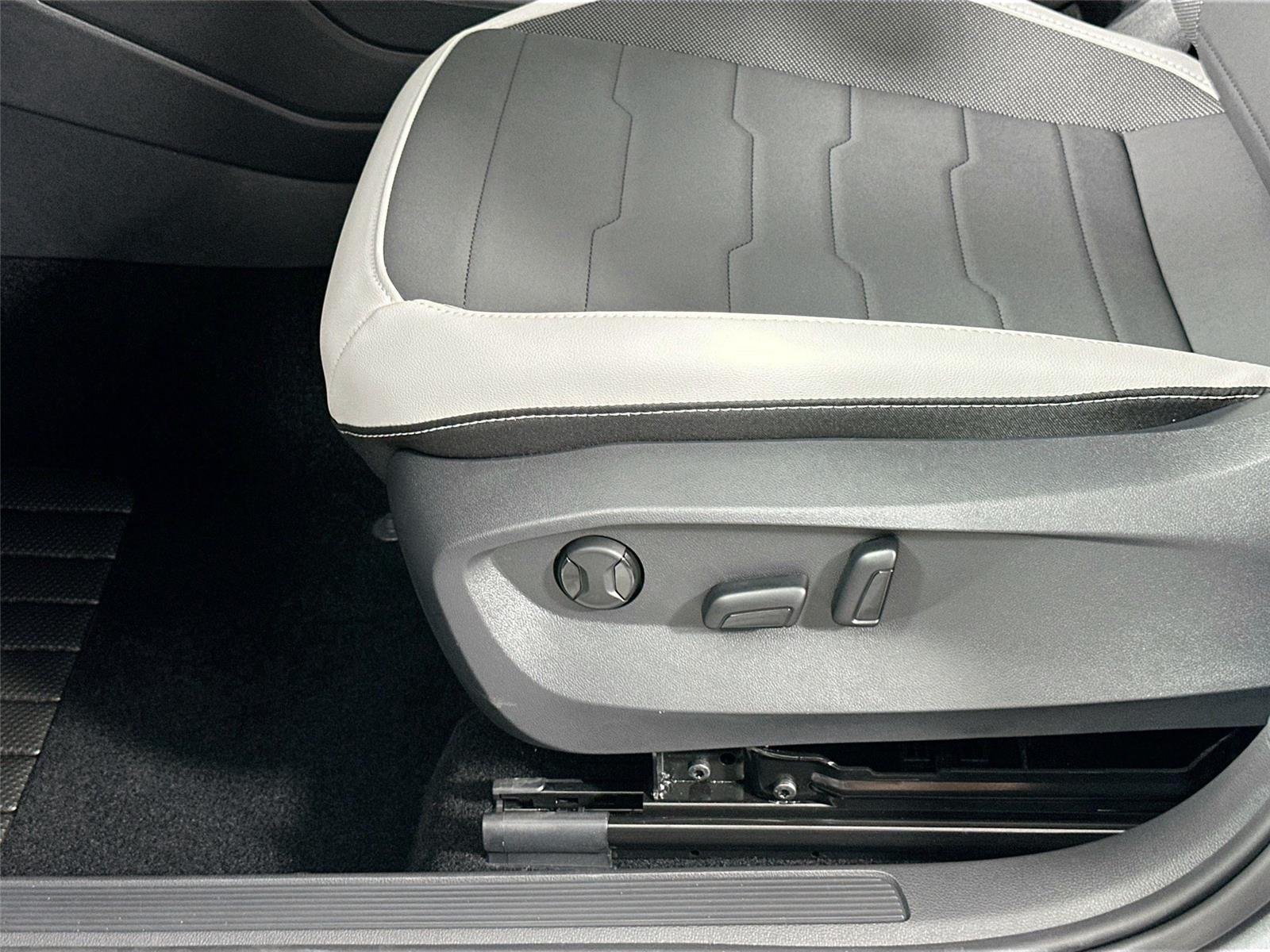 2025 Volkswagen Taos SE - Photo 15