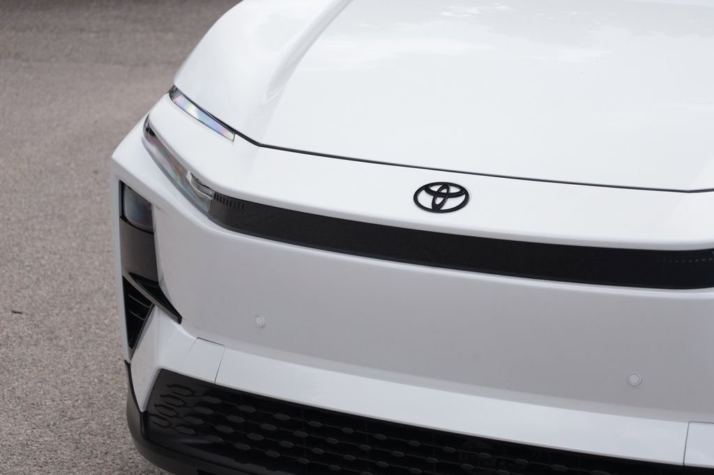 New 2026 Wind Chill Pearl <sup>1</sup> Toyota  SE image 21