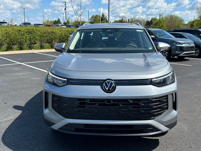 New 2026 Pyrite Silver Metallic Volkswagen 2.0T SE image 2