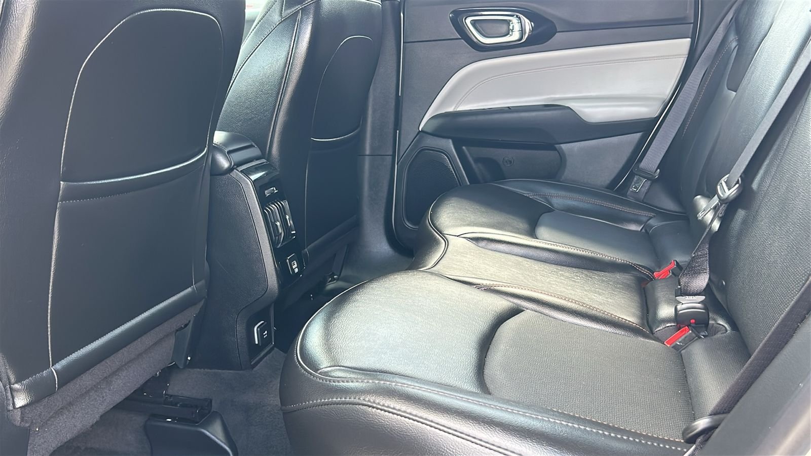 Certified Used 2023 Silver Jeep Limited image 12