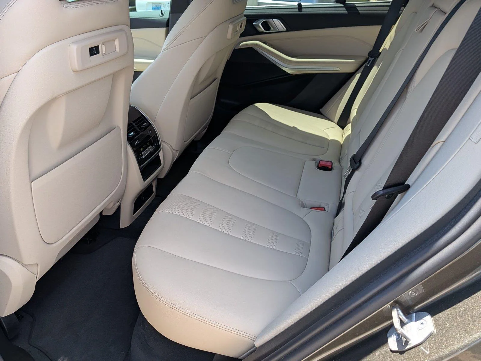 Used 2022 Manhattan Green Metallic BMW xDrive45e image 32