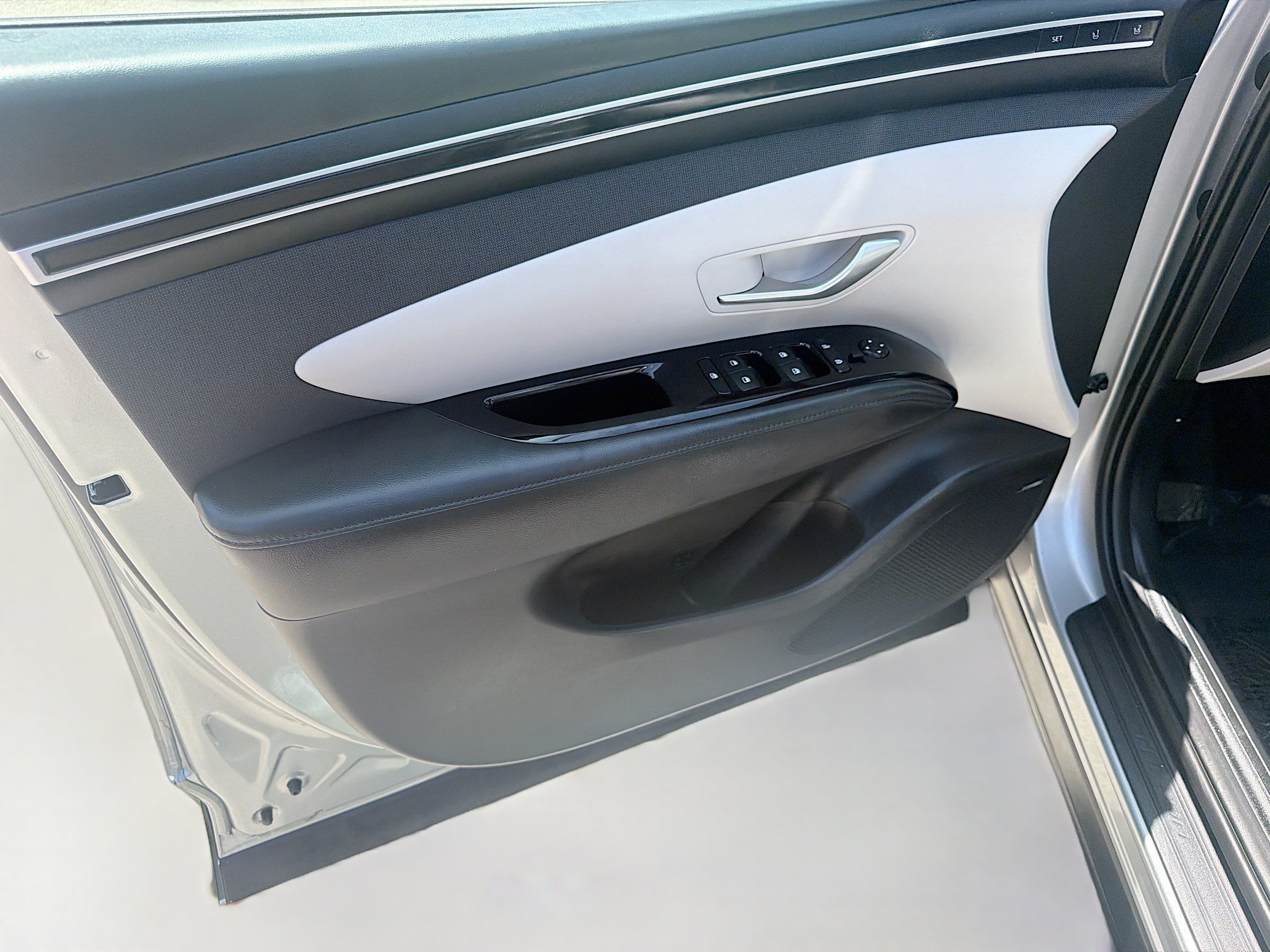 Used 2024 Shimmering Silver Hyundai Limited image 17