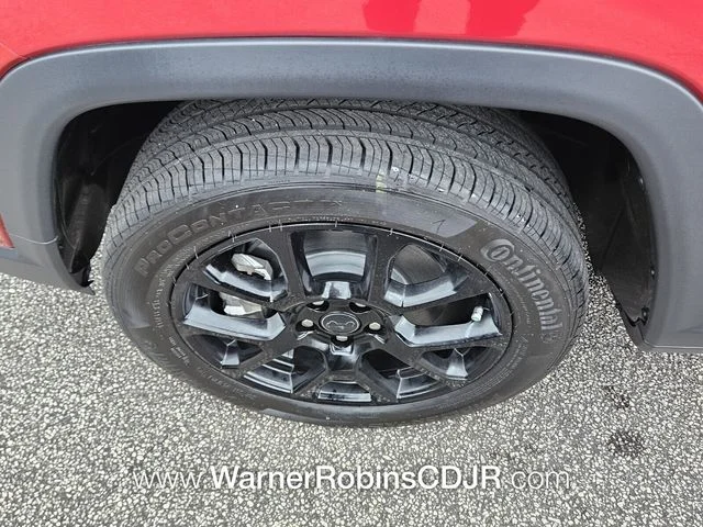 New 2026 Red Hot Pearl-Coat Exterior Paint Jeep Latitude image 17