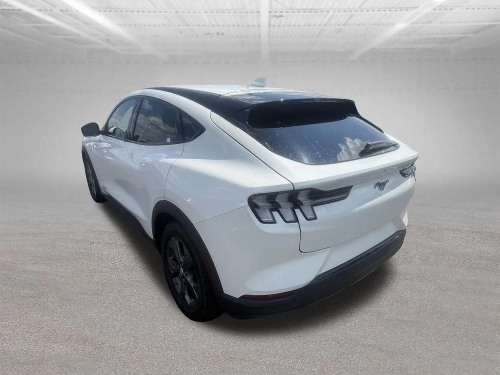 Used 2022 White Metallic Ford Select image 9