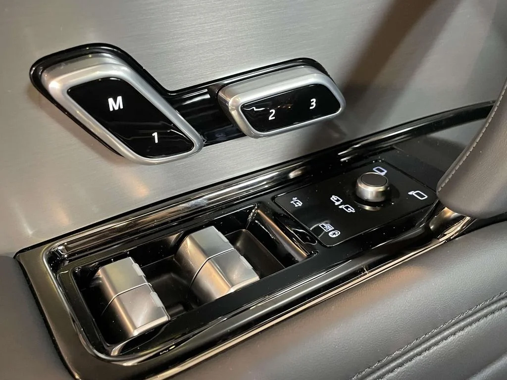 New 2026 Santorini Black Land Rover SE image 32