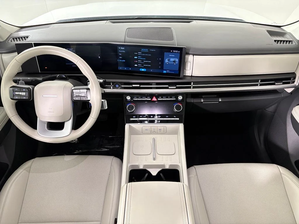 Used 2025 White Hyundai SEL image 33