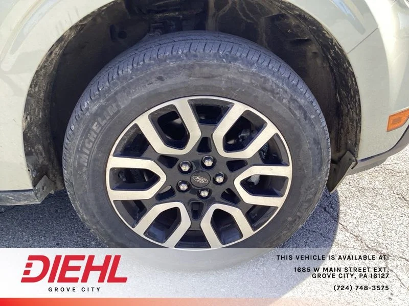 Used 2024  Ford Lariat image 9