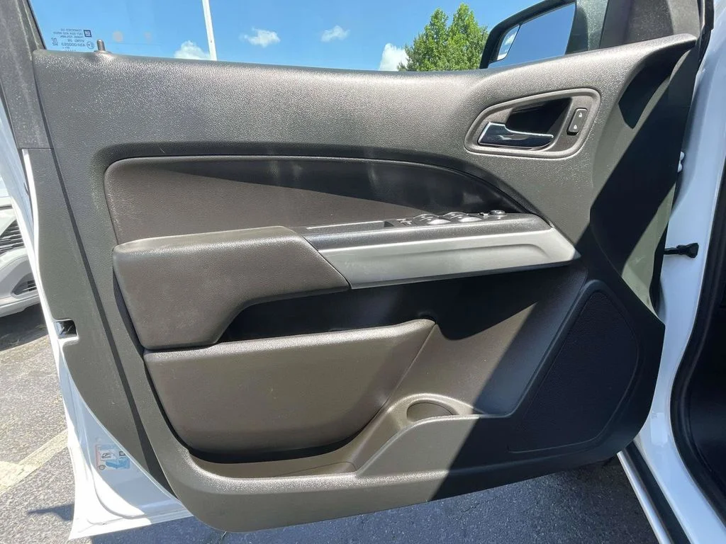 Used 2022 White Chevrolet LT image 25
