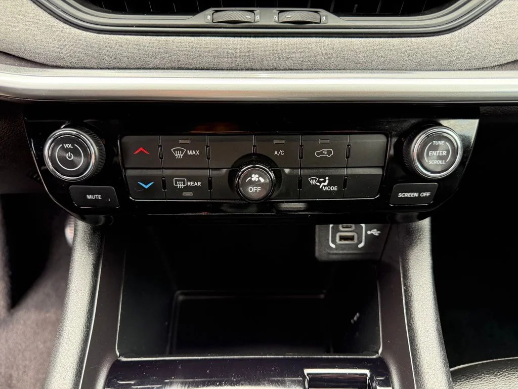 Used 2024 White Jeep Latitude image 22