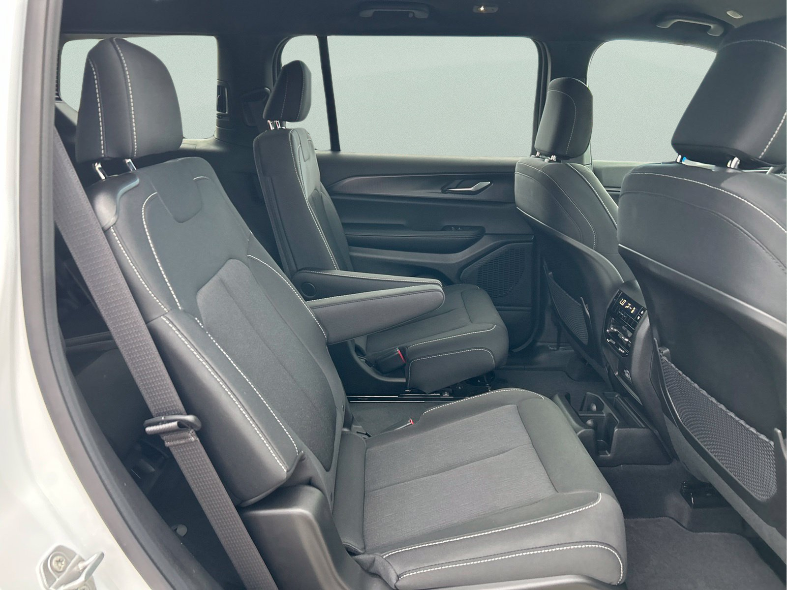 New 2026 Bright White Clear-Coat Exterior Paint Jeep Laredo image 12