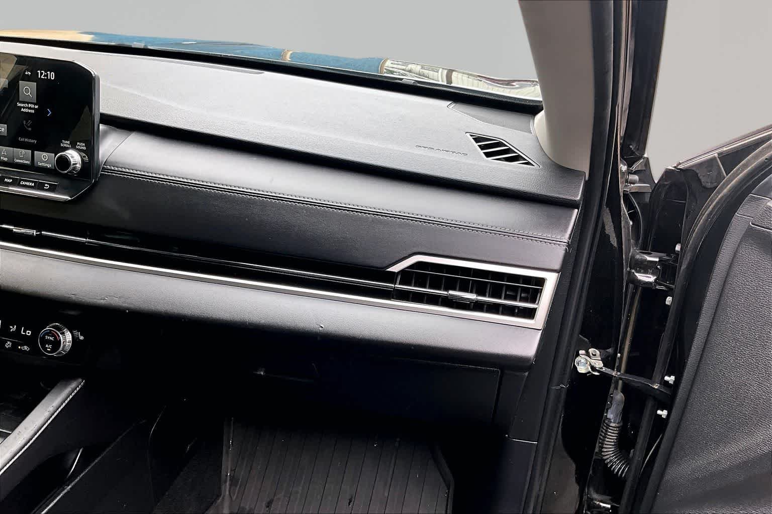 Used 2022 Black Diamond Mitsubishi SE image 19
