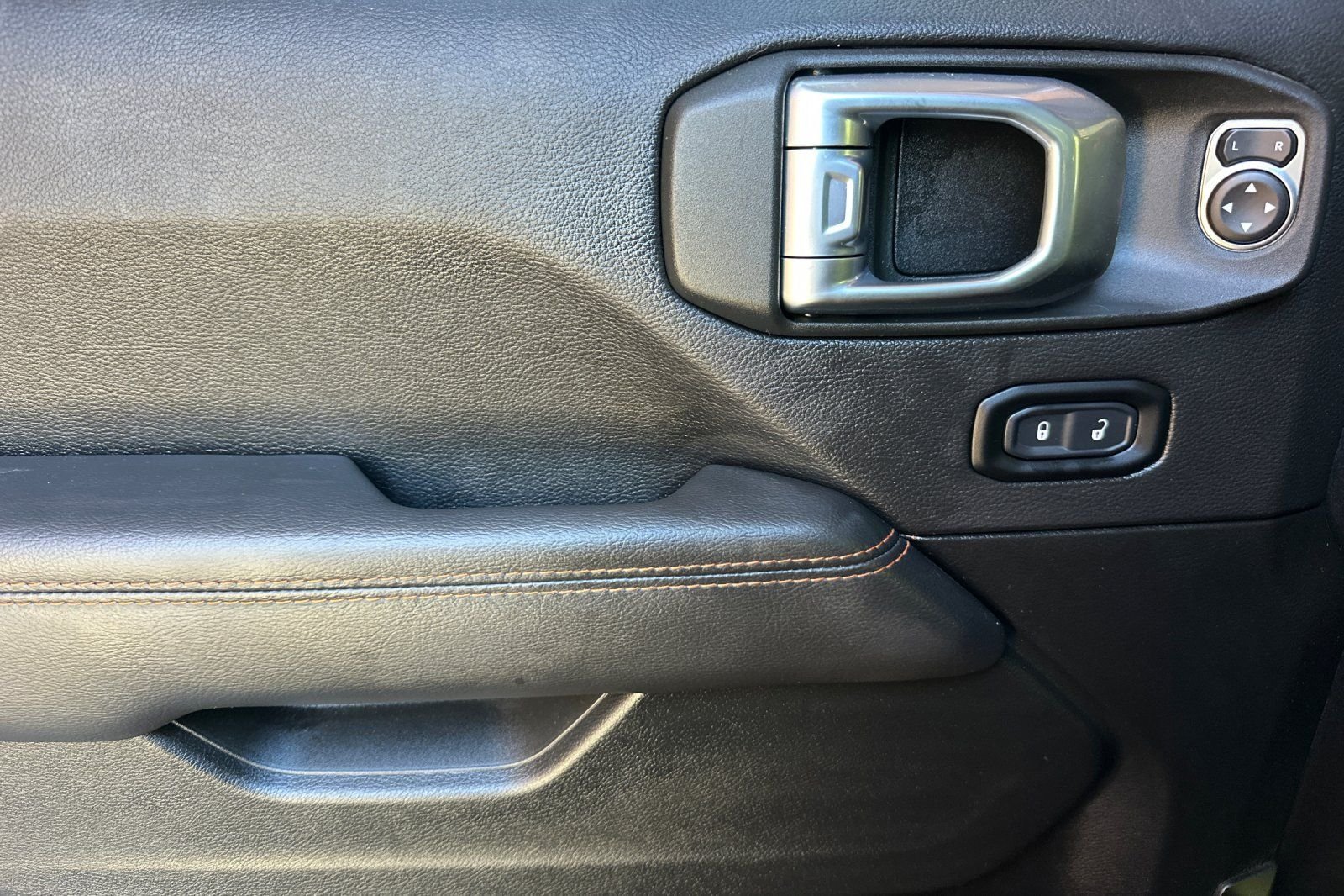Used 2022 Gray Jeep Mojave image 12