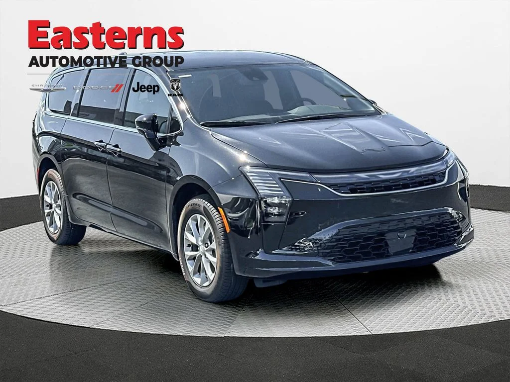 New 2027 Diamond Black Crystal Pearl-Coat Exterior Paint Chrysler Select image 3
