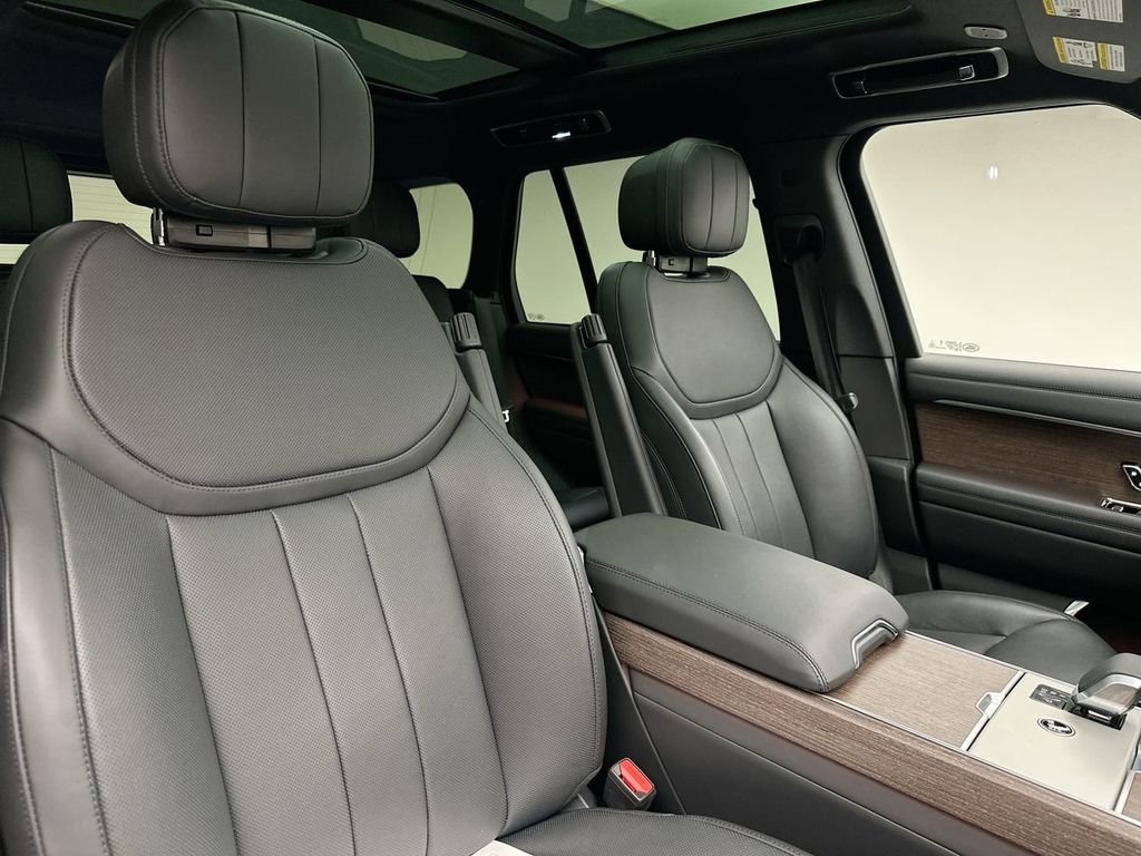 Used 2024 Charente Gray Premium Metallic Land Rover SE image 18