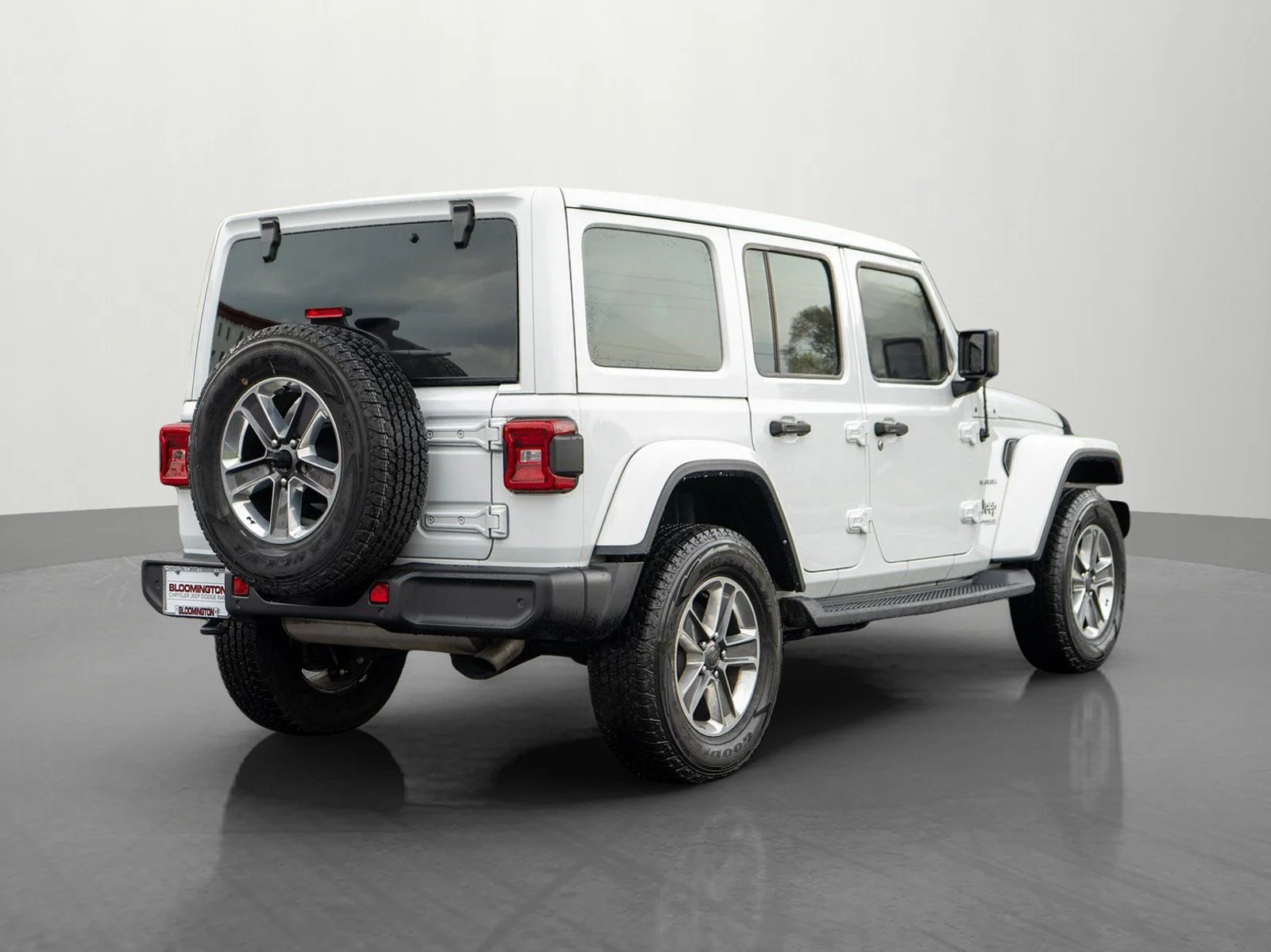 Used 2022 Bright White Clearcoat Jeep Unlimited Sahara image 7