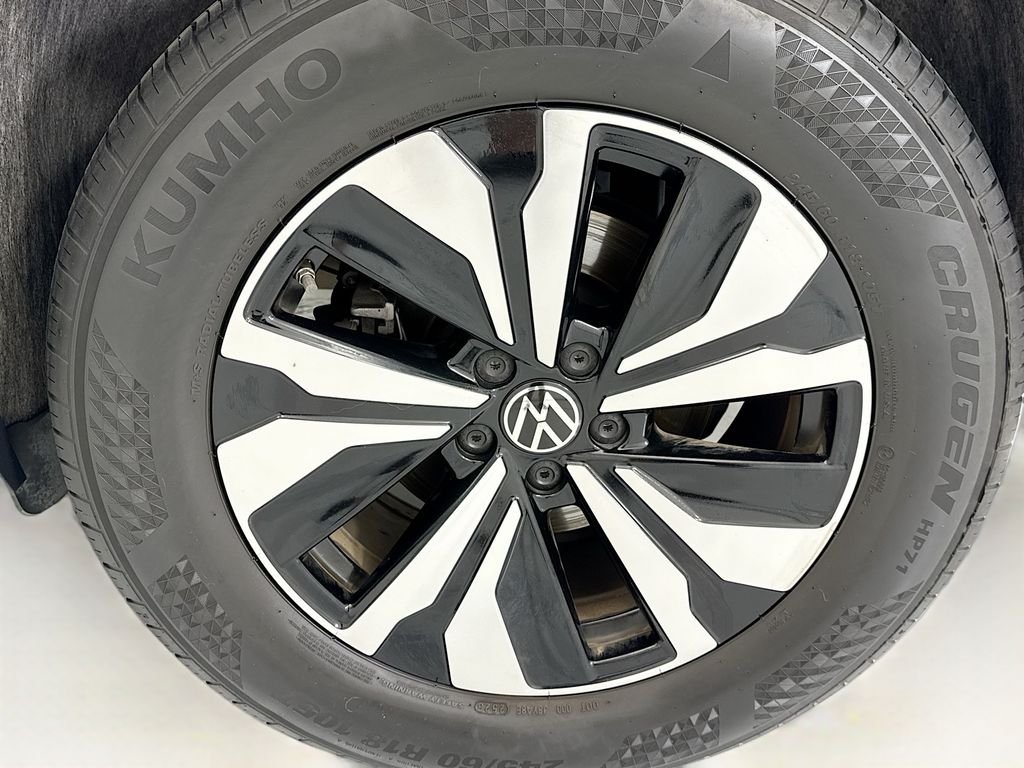 Used 2024 Pure White Volkswagen 2.0T SE image 29
