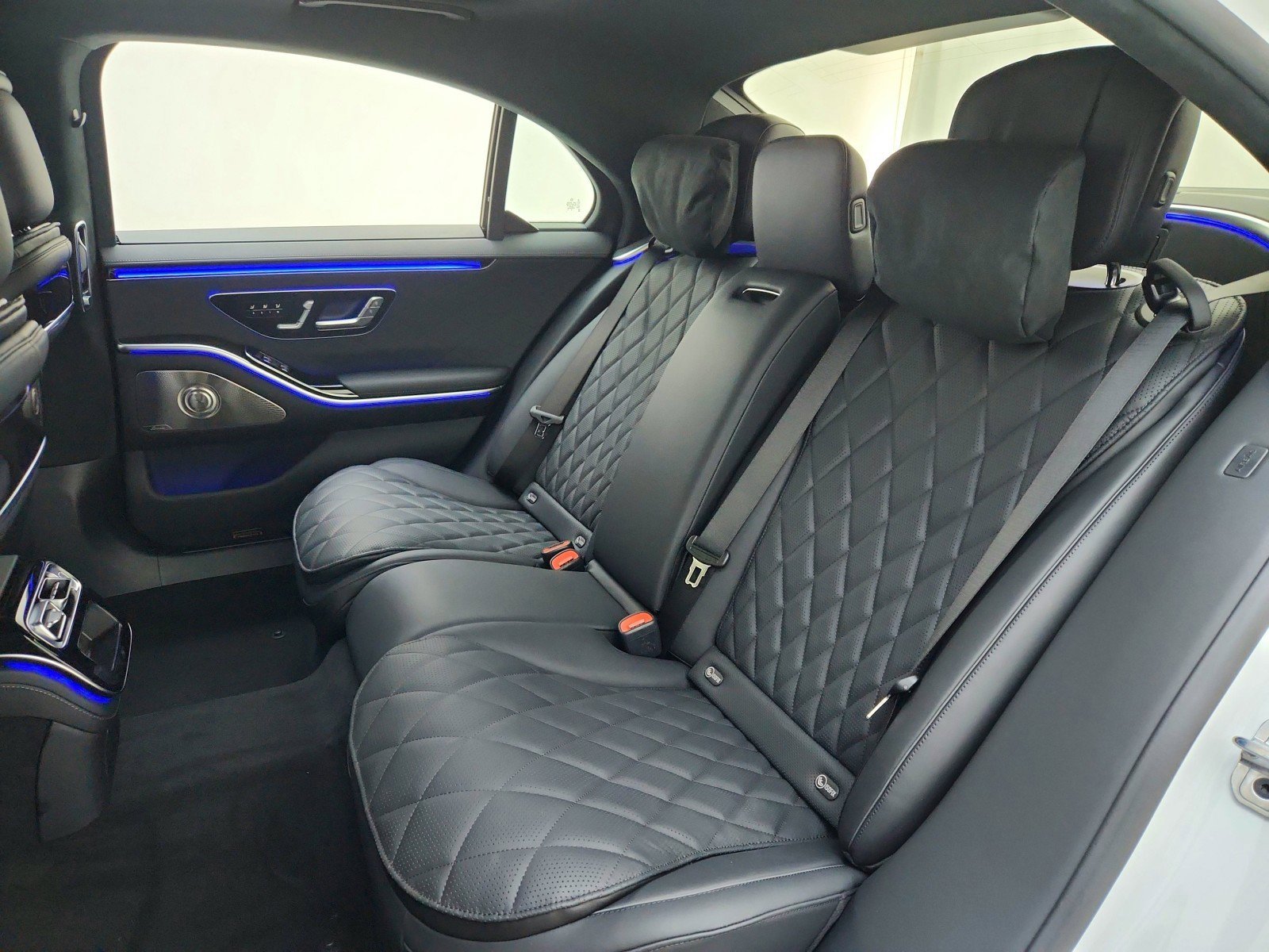 New 2026 MANUFAKTUR Moonlight White Metallic Mercedes-Benz S 580 4MATIC® Sedan image 25