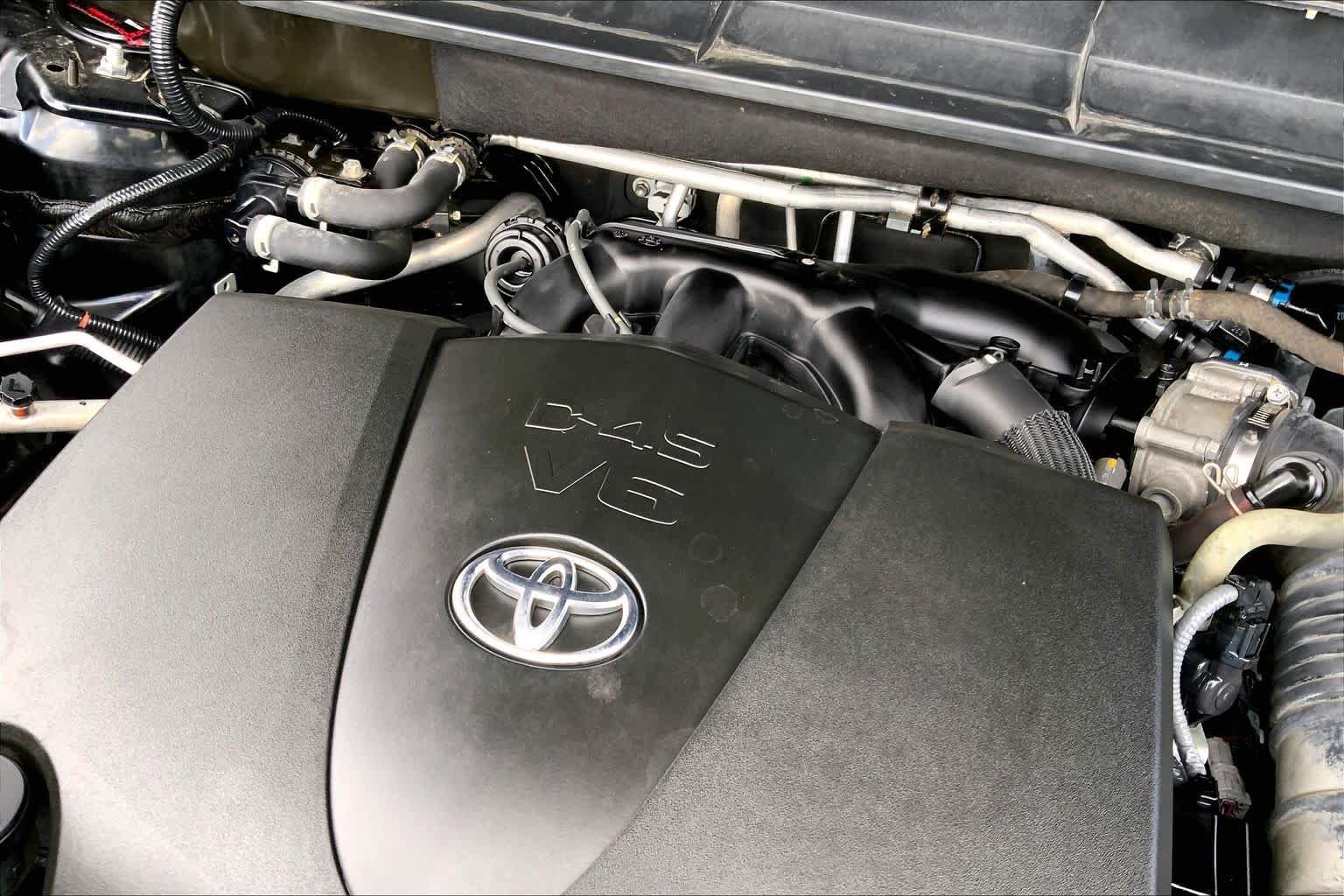 Used 2020 Midnight Black Metallic Toyota XLE image 30