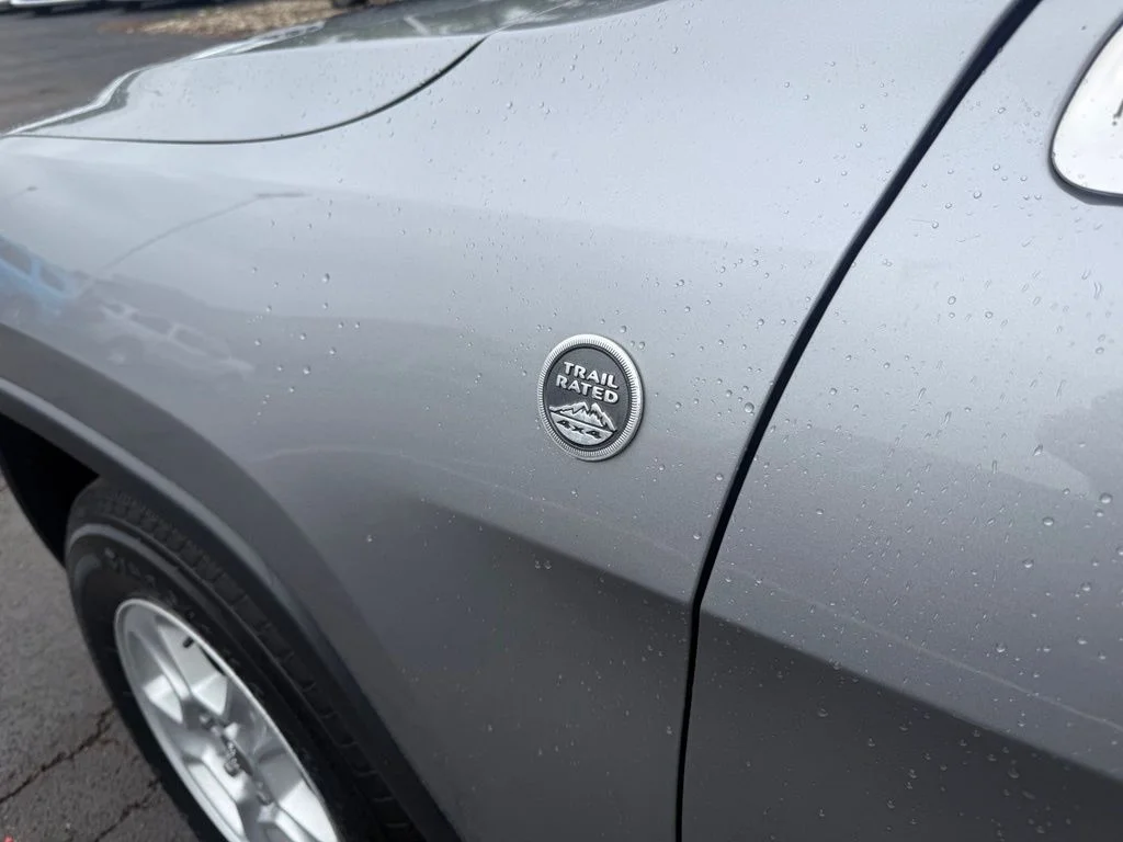 Used 2017 Billet Silver Metallic Clearcoat Jeep Laredo image 12