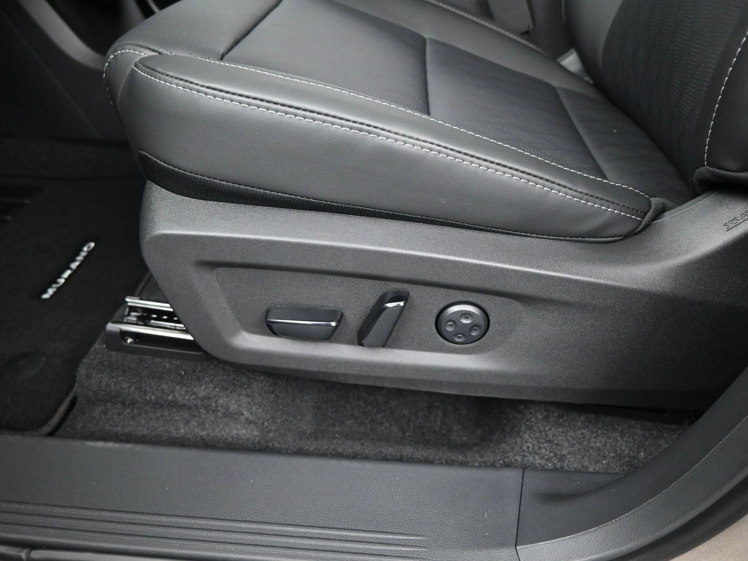 New 2026 Champagne Silver Metallic Nissan Platinum image 10