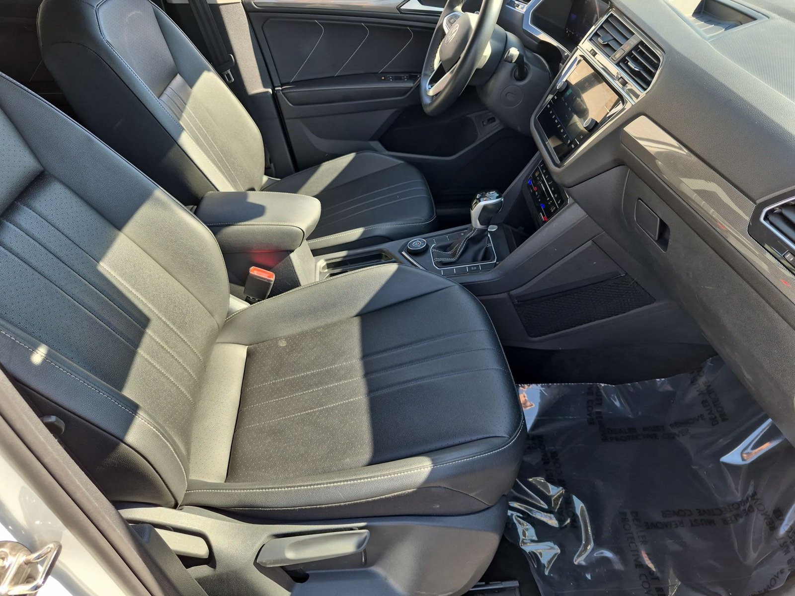 Used 2024 White Volkswagen SE image 19
