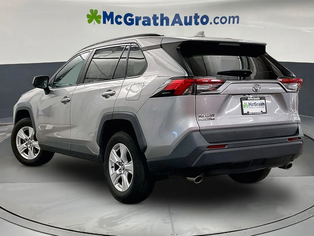 Used 2020 Silver Toyota XLE image 3