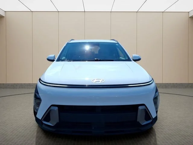 Used 2025 White Hyundai SEL image 4