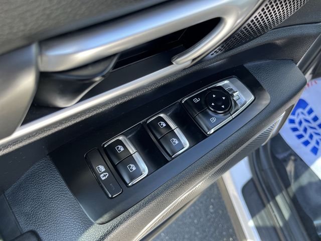 Used 2022 White Kia S image 17