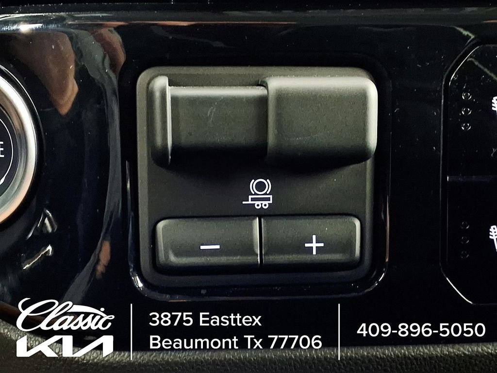 Used 2025 White GMC SLT image 24