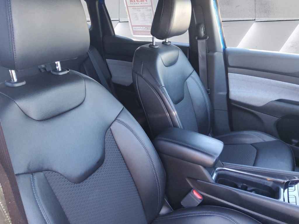 Used 2024 Blue Jeep Latitude image 14