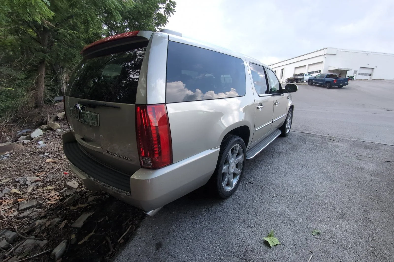 Used 2014 SILVER COAST METALLIC Cadillac Luxury image 4