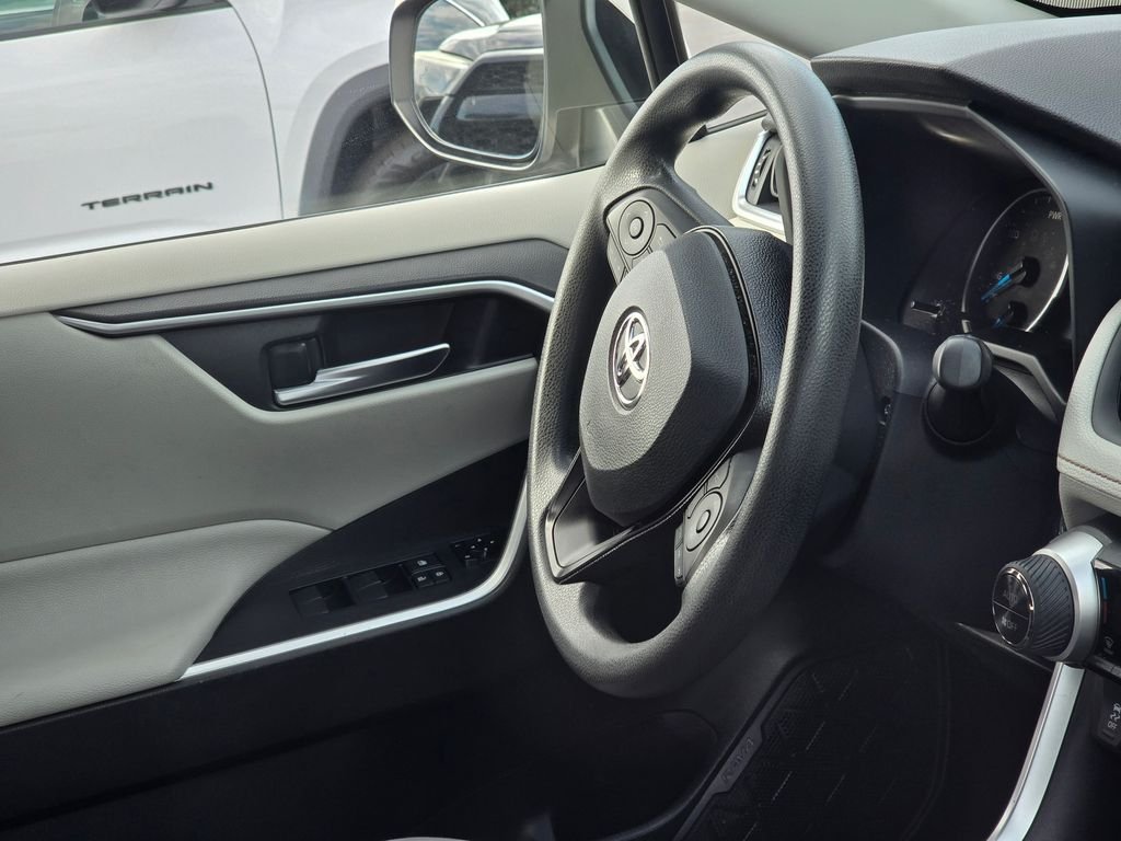 Used 2020 White Toyota XLE image 18