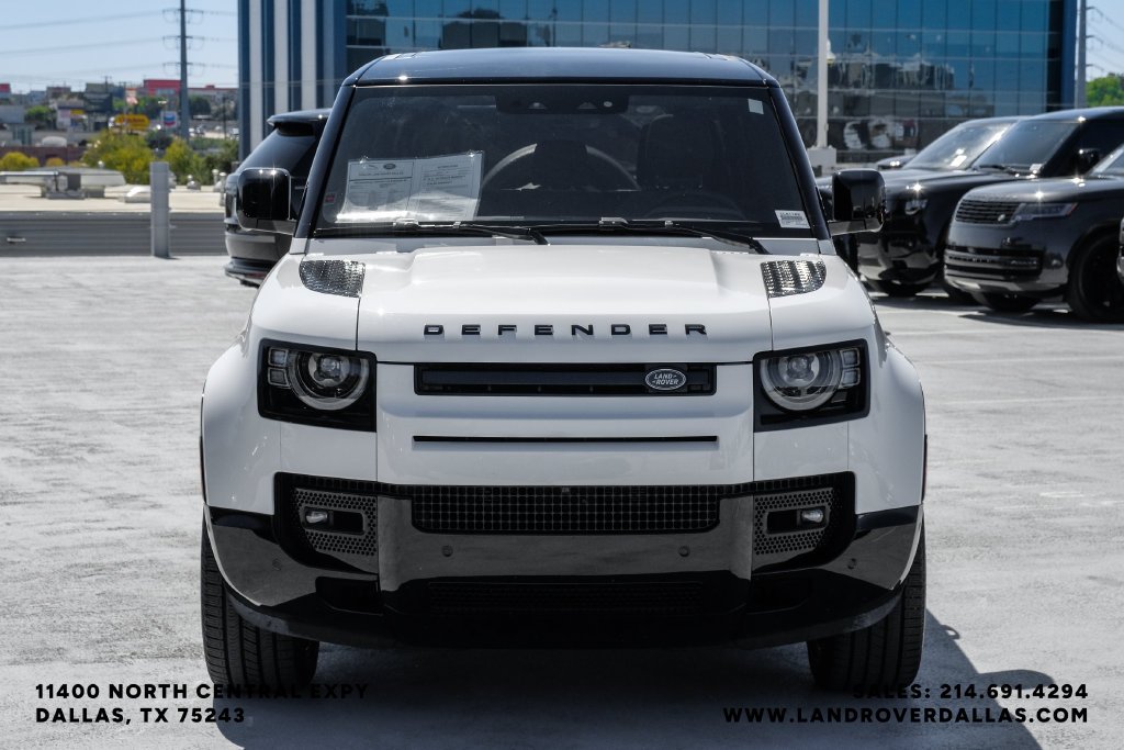 Used 2025 White Land Rover X-Dynamic SE image 5