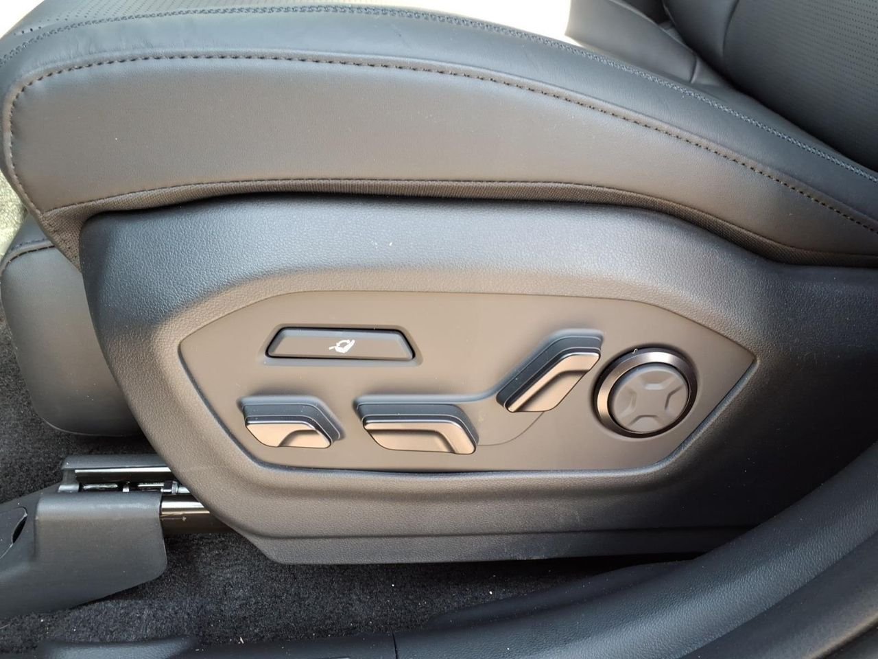 New 2026 Shimmering Silver Hyundai Calligraphy image 13