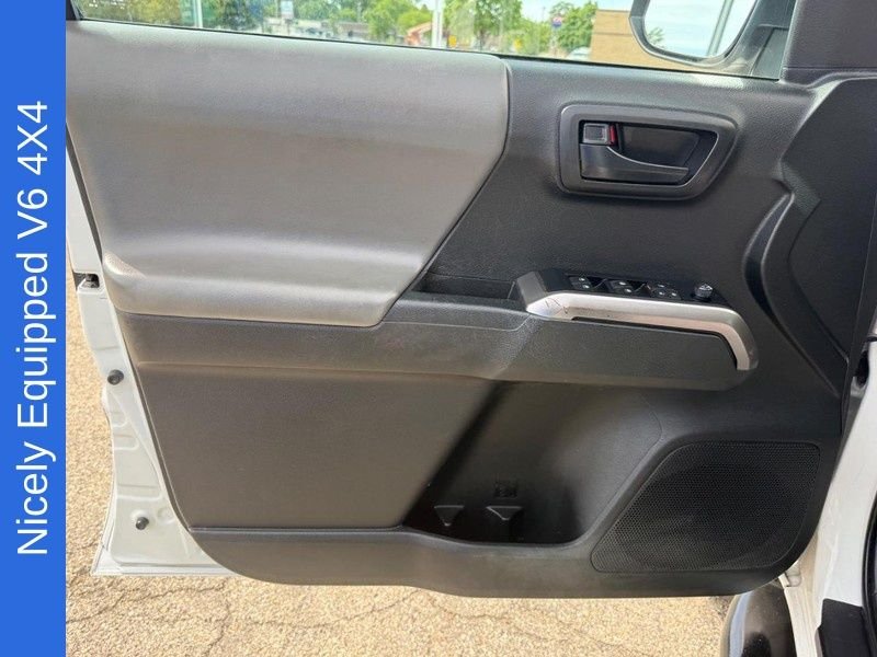 Used 2022 White Toyota SR5 image 19