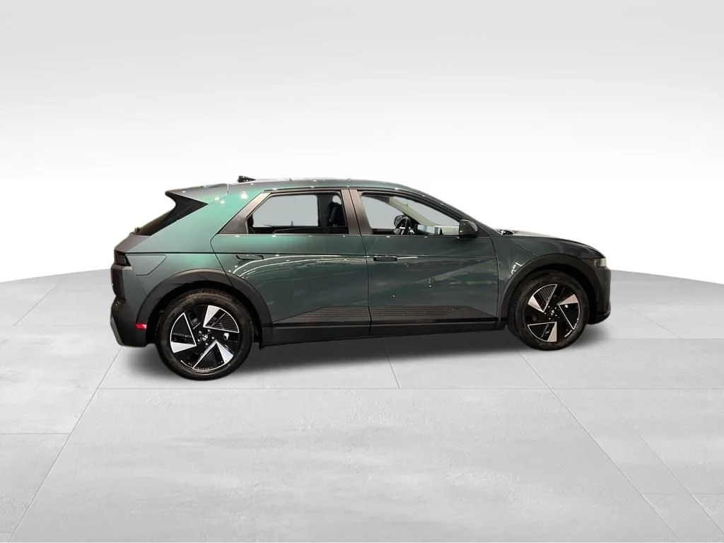 New 2027 Green Hyundai SE image 3