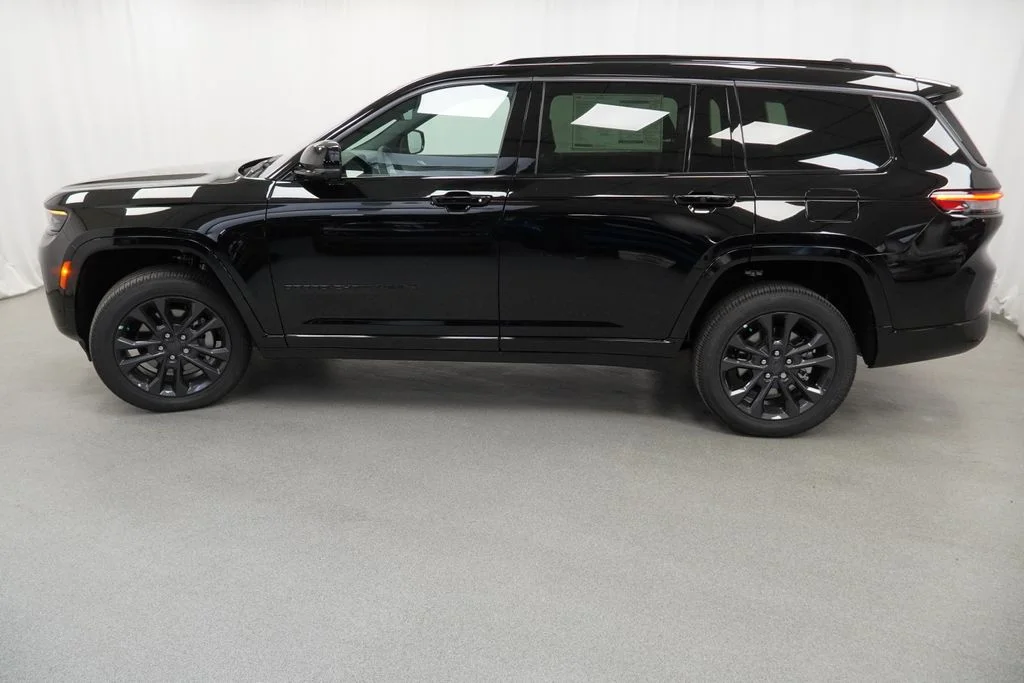 New 2026 Diamond Black Crystal Pearl-Coat Exterior Paint Jeep Limited image 14