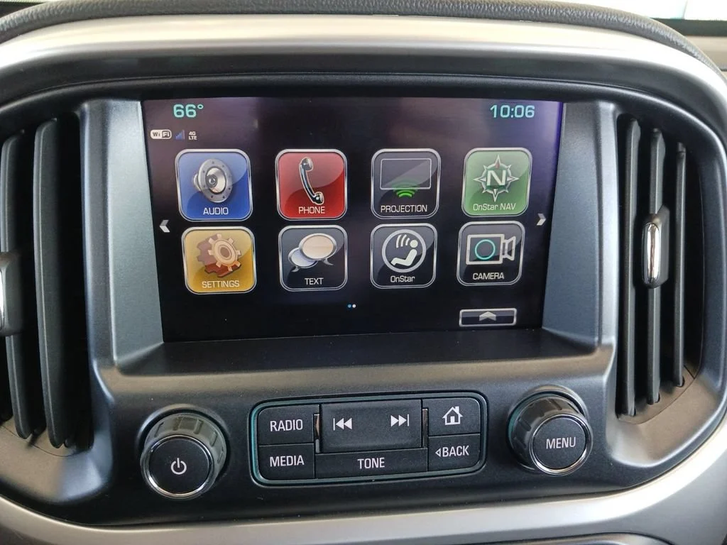 Used 2018 SILVER ICE METALLIC Chevrolet 4WD LT image 20