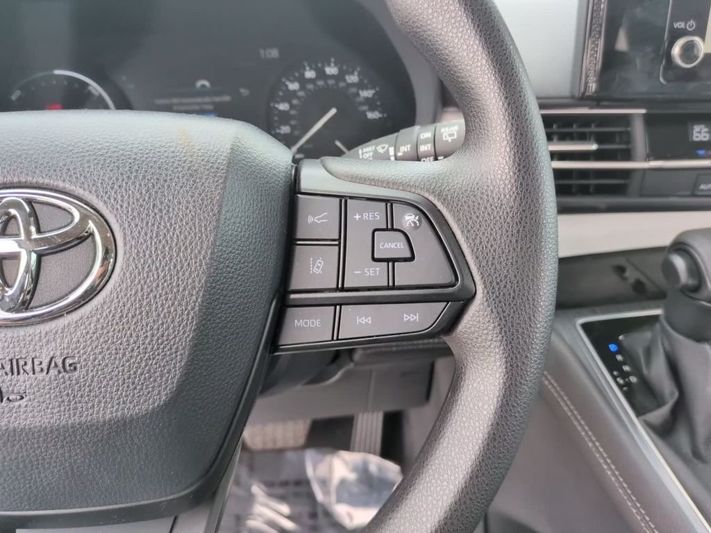 2025 Toyota Sienna LE - Photo 22
