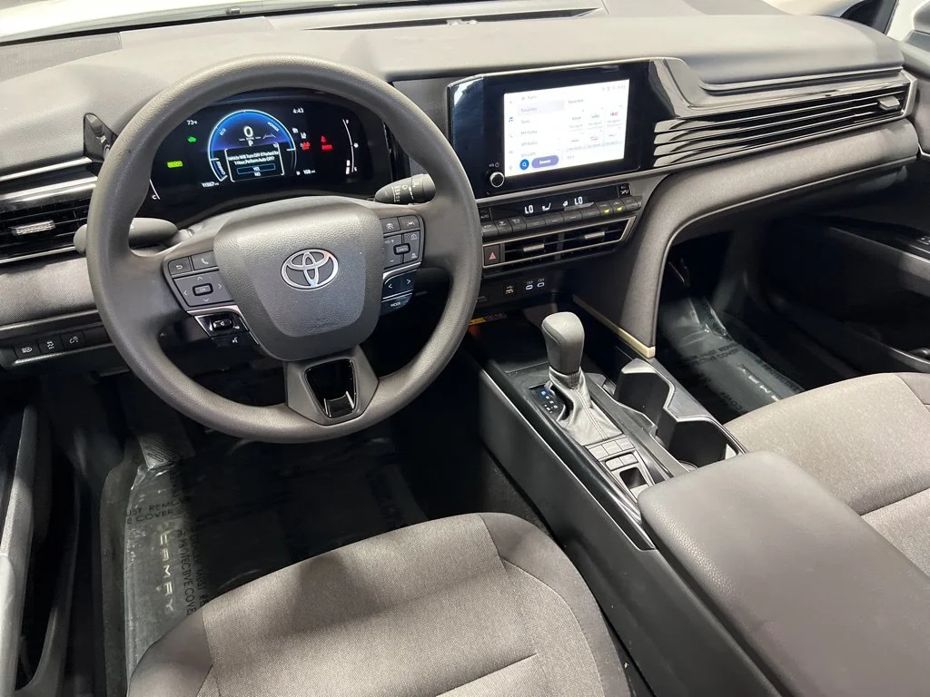 Used 2025 White Toyota LE image 18