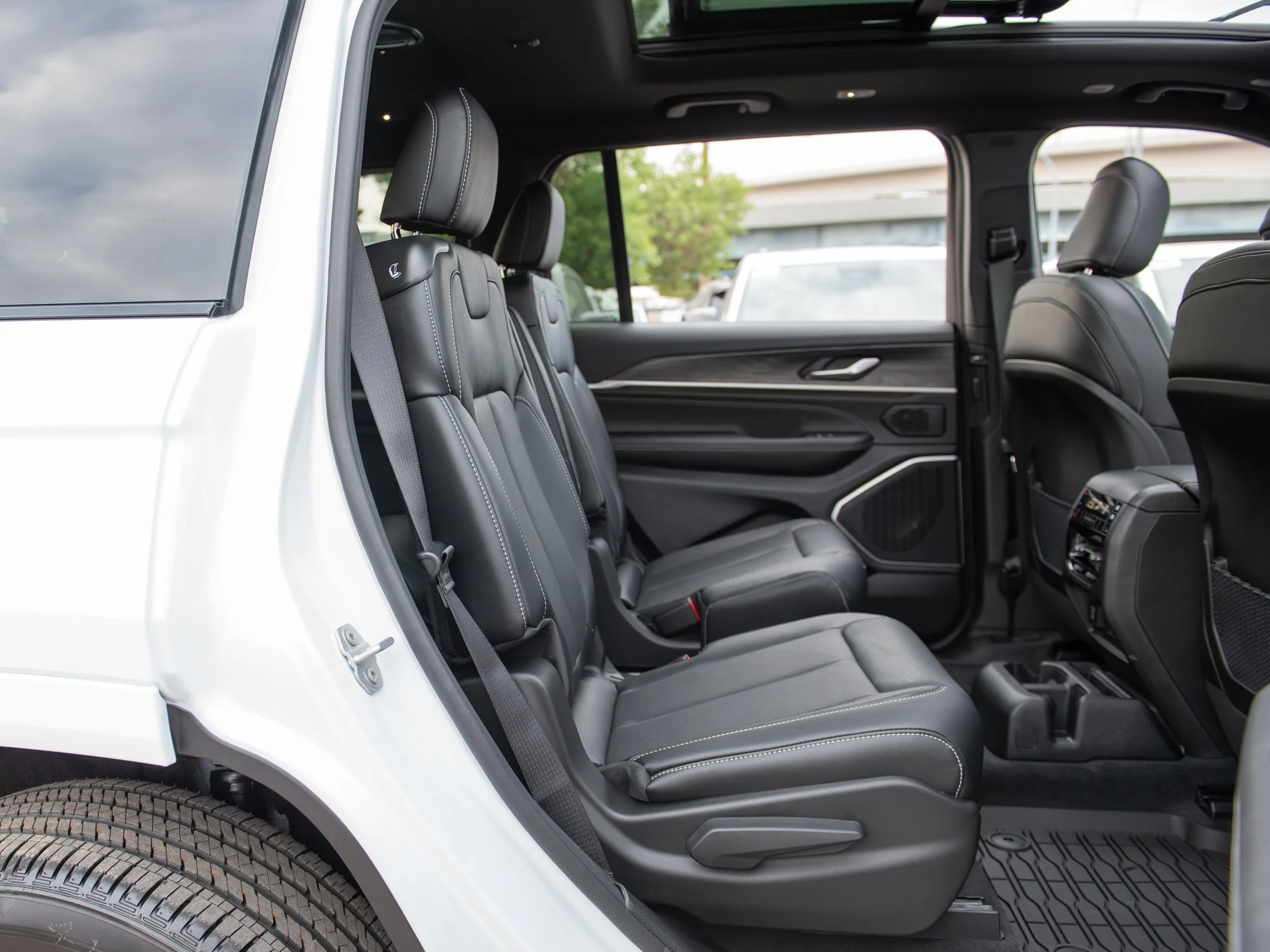 New 2026 White Jeep Limited Reserve* 4x4, Night Vision, Head-Up Display, Trailer Tow Package image 33
