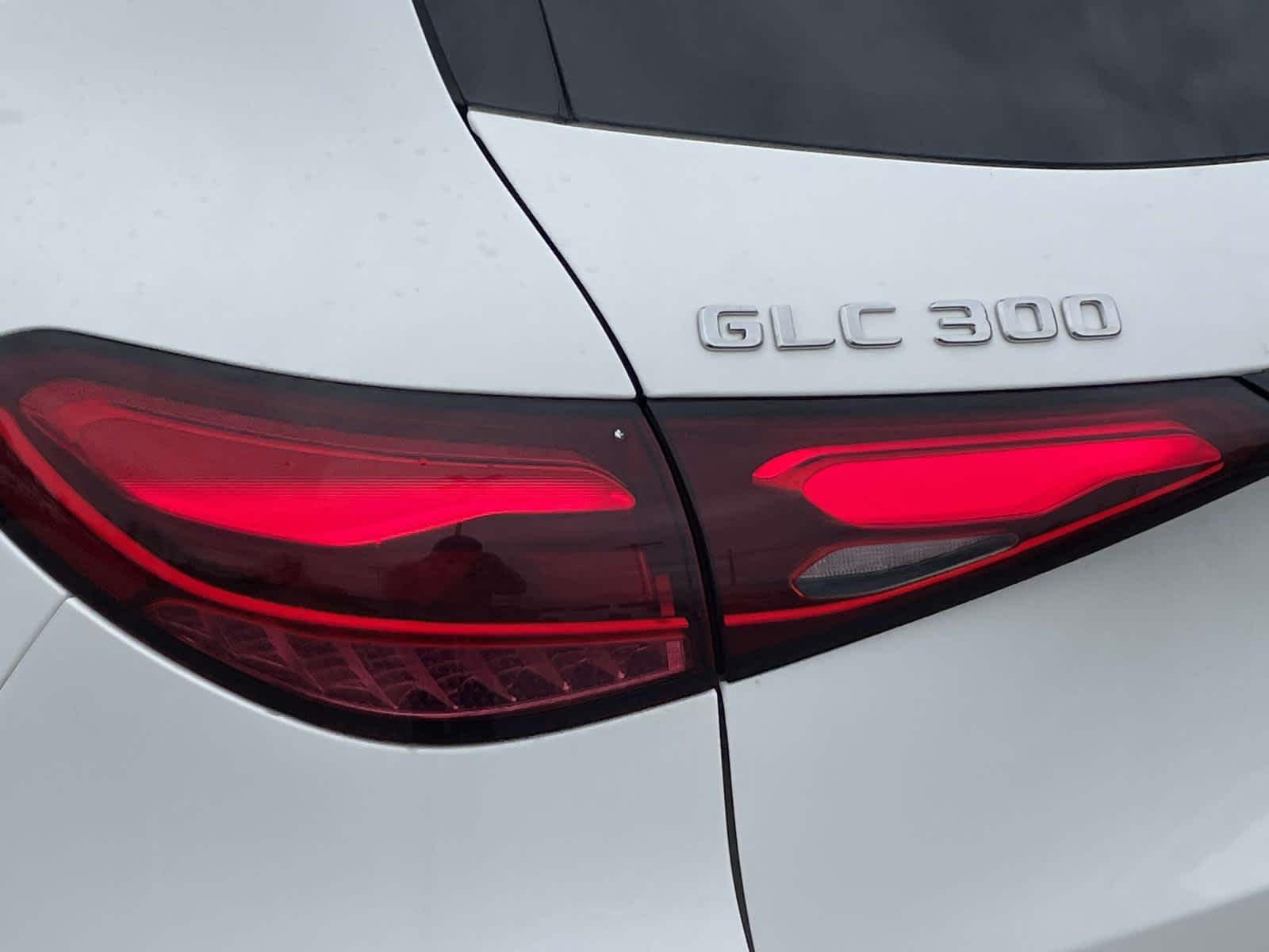 Used 2024 Whi/white Mercedes-Benz GLC 300 image 14