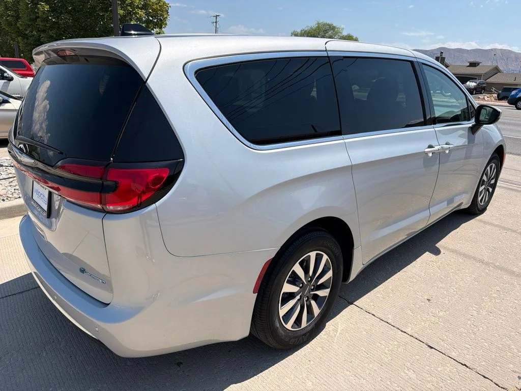 Used 2023 Silver Chrysler Touring L image 3