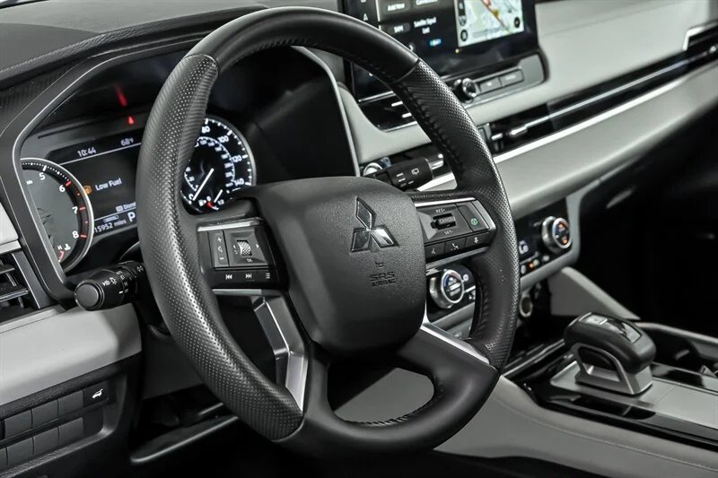 Used 2025 White Diamond Mitsubishi SE image 17