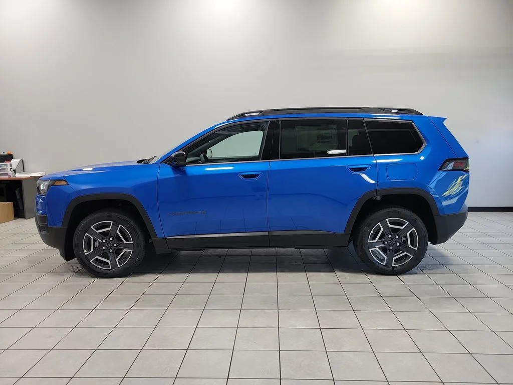 New 2026 Hydro Blue Pearl-Coat Exterior Paint Jeep Limited image 4