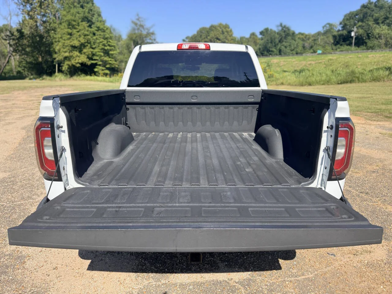 Used 2018 White GMC SLT 4x2 4dr Crew Cab 5.8 ft. SB image 11
