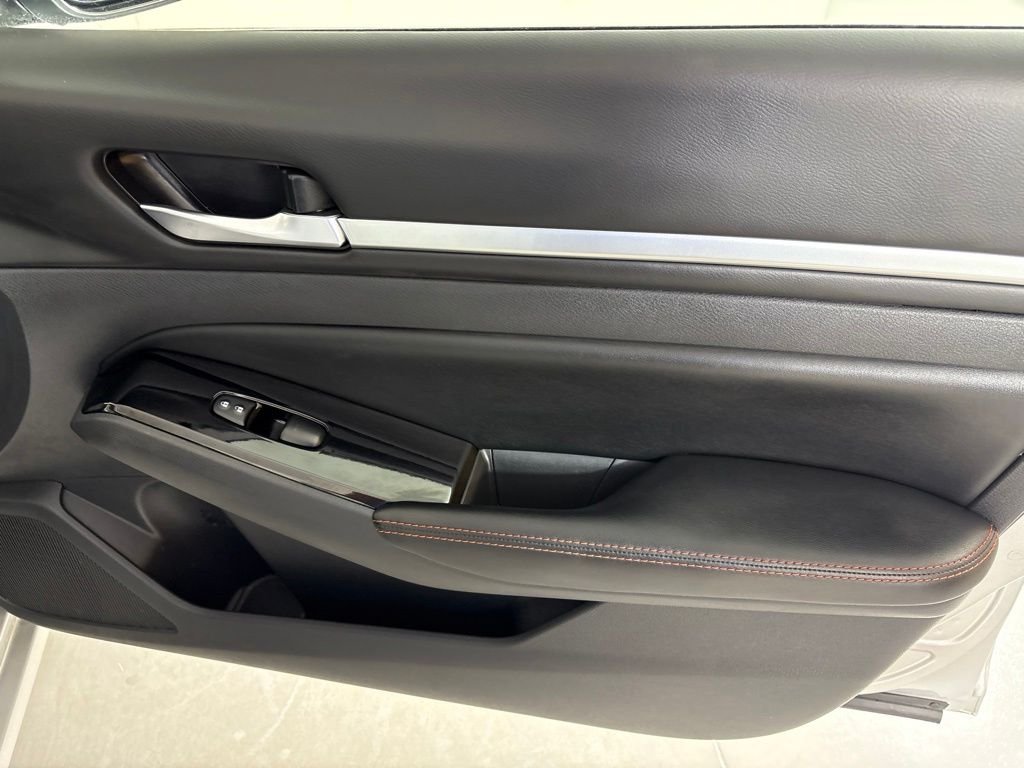 Used 2024 Silver Nissan 2.5 SR image 17