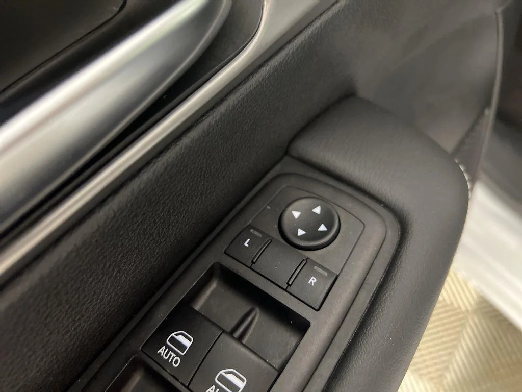 Used 2026 Silver Mist Clearcoat Chrysler Select image 12